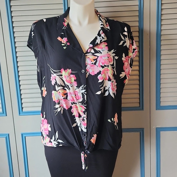 Torrid Black & Pink Floral Top - Picture 1 of 10